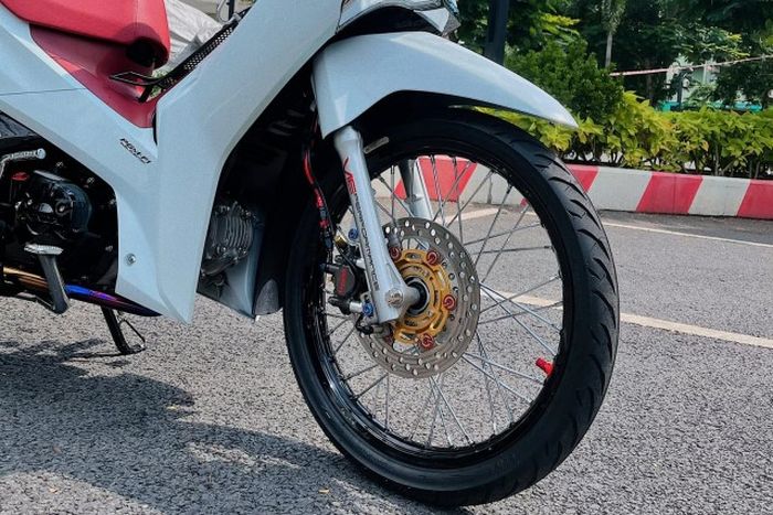 Kaki-kaki diberi pelek Excel dan pengereman Brembo