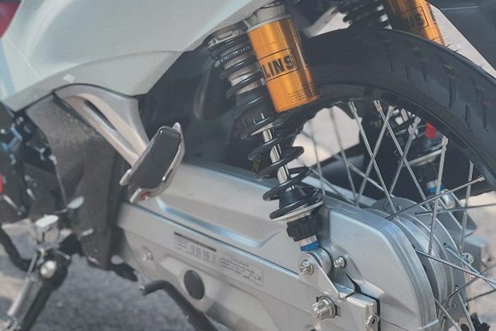 Suspensi belakang pakai shock Ohlins