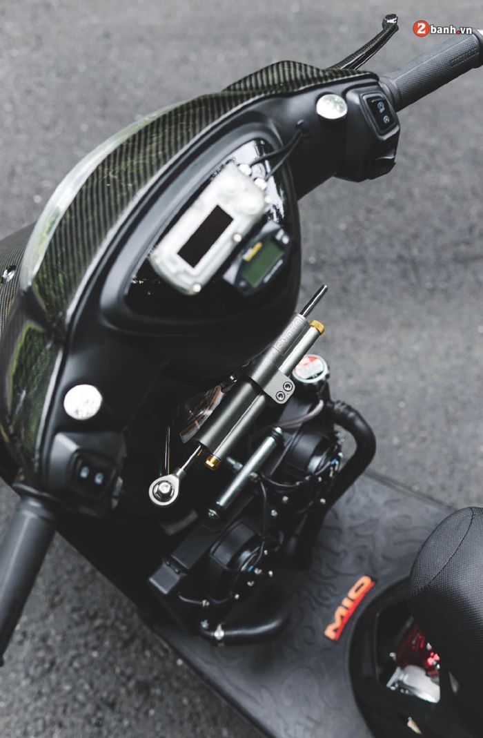 Arae kokpit diberi beberapa part tambahan dan di bawahnya ada radiator berukuran besar