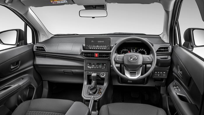 Interior Perodua Alza varian X serba polos, serupa dengan Avanza 1.3