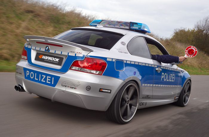 Modifikasi BMW Seri-1 123d diplot sebagai mobil polisi bertampang sporty