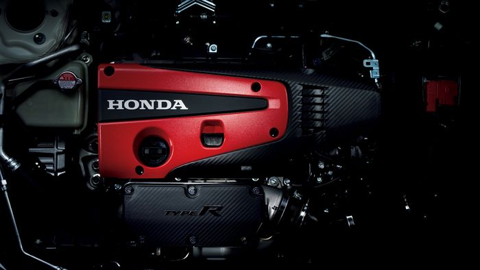 Honda Civic Type R masih mempertahankan mesin 1.996 cc VTEC Turbo dan transmisi 6-percepatan manual.