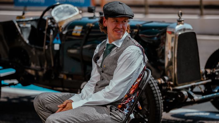 Sebastian Vettel mengendari Aston Martin TT1 yang umurnya 100 tahun di F1 Prancis 2022