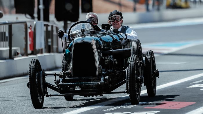 Sebastian Vettel mengendari Aston Martin TT1 yang umurnya 100 tahun di F1 Prancis 2022