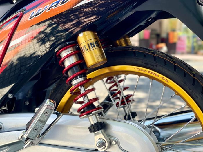 Suspensi belakang pakai shock Ohlins