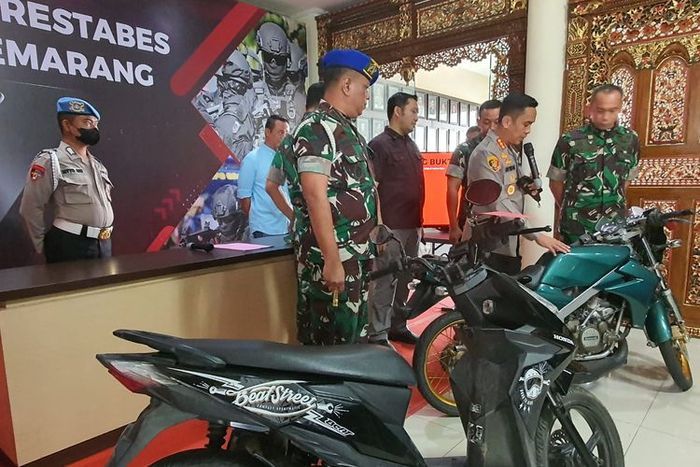 Kawasaki Ninja 150R dan Honda BeAT Street yang digunakan empat eksekutor penembak istri anggota TNI di Semarang.