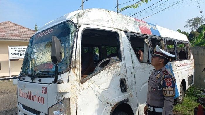 Kondisi minibus Elf yang masuk jurang di kawasan Geopark Ciletuh di Desa Girimukti, Kecamatan Ciemas, Kabupaten Sukabumi, Jawa Barat yang terjadi sekitar pukul 16.00 WIB, Minggu (24/7/2022). 