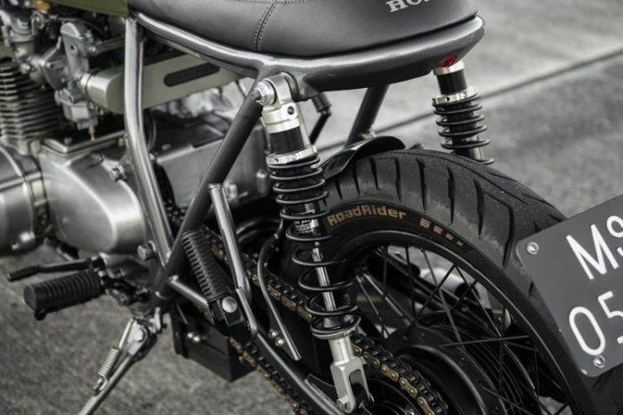 Suspensi belakang mengandalkan shock YSS