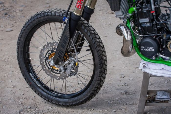 Garpu depan diganti dengan Showa copotan Suzuki RMZ45