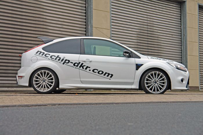 Modifikasi Ford Focus RS ditopang pelek model mult-spoke berwarna silver