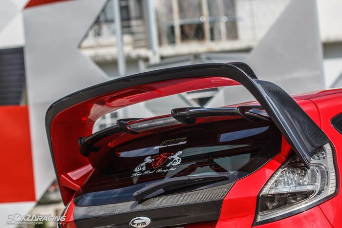 Modifikasi Ford Fiesta dipasangi sayap ukuran besar ala mobil balap WRC