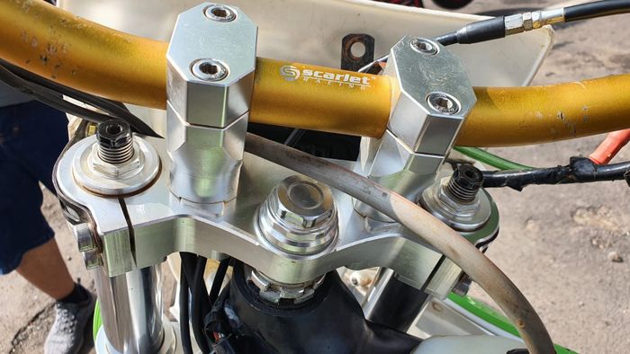 Untuk bahan triple clamp (segitiga) sudah pakai Aluminium 601 dengan proses CNC bilet dan sudah diharden (dikeraskan)