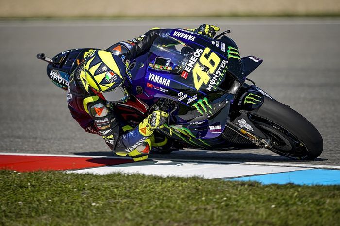 Valentino Rossi saat membela Monster Energi Yamaha dan memakai helm seperti ikon di Piazzale D'Annunzio.