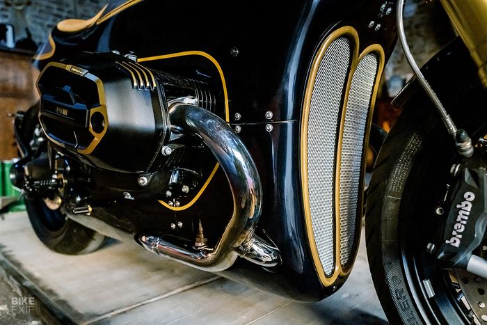 Di depan mesinnya dibuatkan grill kidney khas mobil BMW