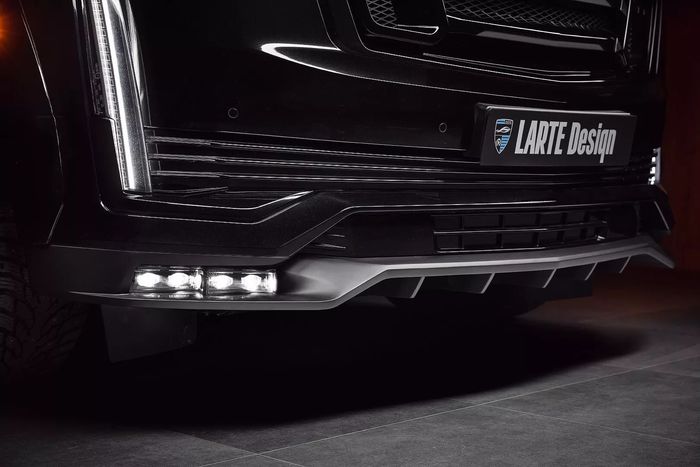 Bumper depan dikemas atraktif dengan LED strip di bawahnya