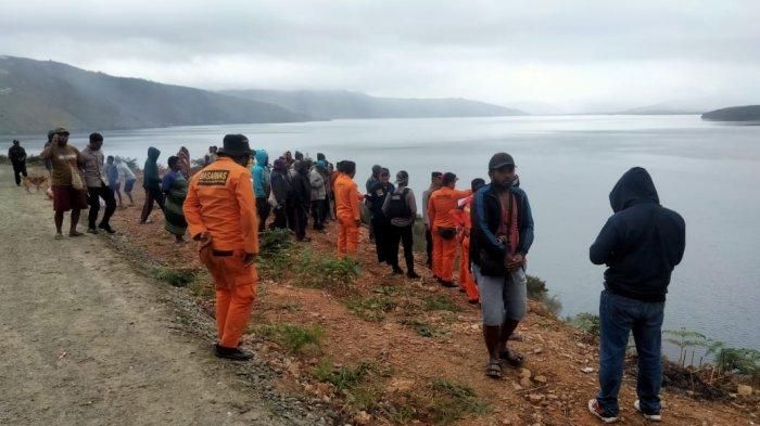 Tim Rescue Basarnas Manokwari bersama Anggota Polsek Anggi, Polres Pegunungan Arfak, sedang berupaya mengevakuasi satu korban yang masih berada di dalam Danau Anggi, Selasa (26/7/2022) 