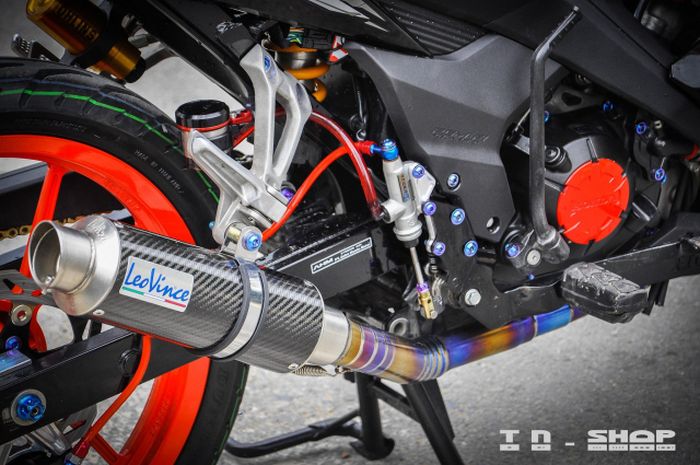 Sektor mesin diberi knalpot LeoVince karbon