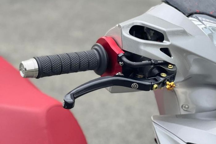 Master rem diganti Brembo dan dipasang juga throttle grip Accossato