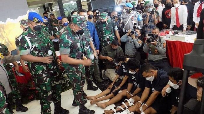 Lima pelaku penembakan istri TNI di Semarang saat konferensi Pers di Mapolda Jawa Tengah, (25/7/22)