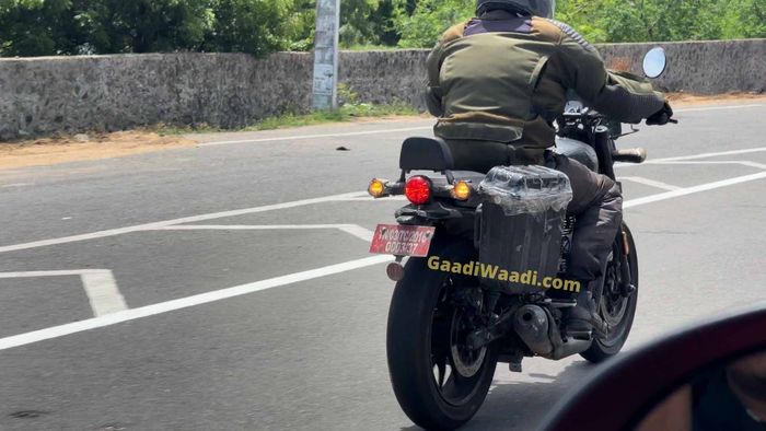 Tampilan belakang Royal Enfield Hunter 350 di India