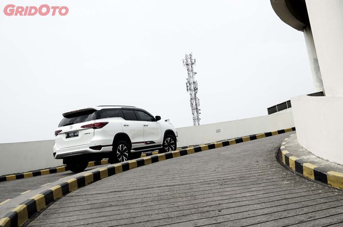 Ilustrasi. Cara jitu pakai mobil matic di tanjakan, tenaga nendang dan transmisi jadi awet.