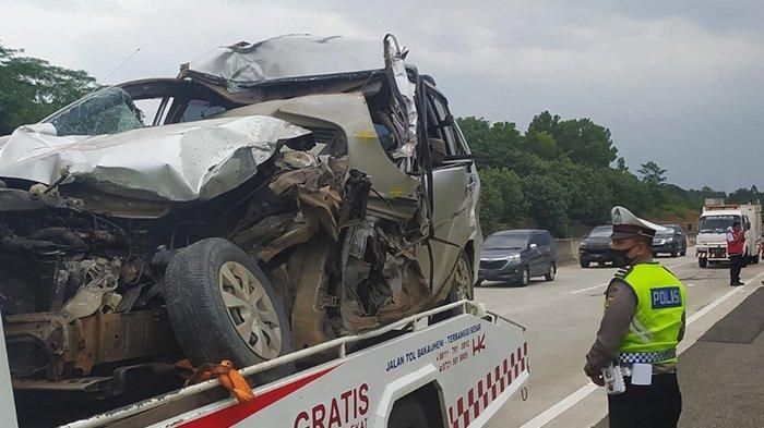 Petugas Satuan Lalu Lintas Polres Lampung Selatan mengevakuasi Avanza ringsek kecelakaan di jalan tol Lampung, Selasa (26/7/2022). Peristiwa itu akibatkan dua orang tewas, dua lainnya luka berat. 
