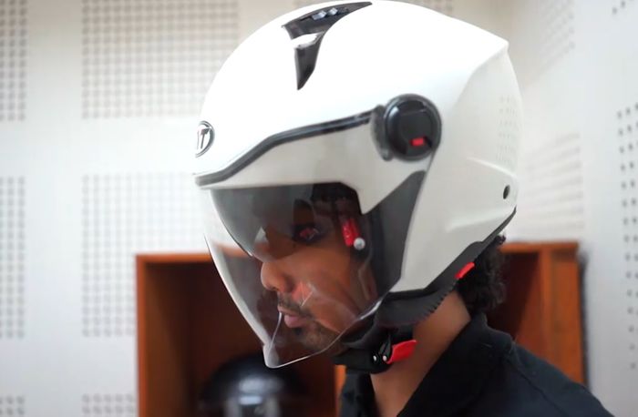 Helm terbaru KYT D-City