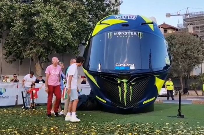 Monumen helm Valentino Rossi ada di Taman Piazzale D'Annunizio, Kota Pesaro, Italia.