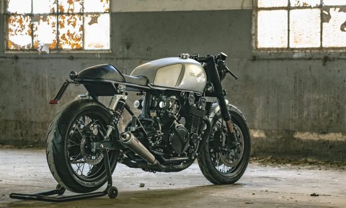 Honda CB750 cafe racer yang mempesona