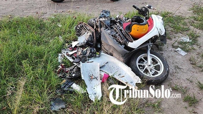 Kondisi Honda Scoopy tak berwujud setelah digencet antara Honda Brio dan truk di jalan Solo-Jogja, Wonosari, Klaten, Jawa Tengah