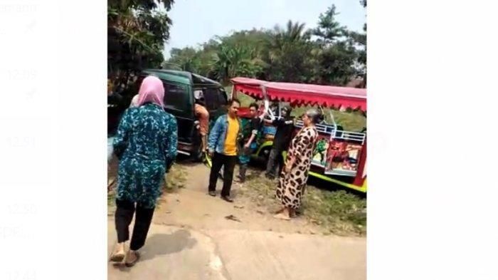 Kereta api menabrak odong-odong di perlintasan Desa Silebu, Kecamatan Kragilan, Kabupaten Serang, Selasa (26/7/2022) siang. Sebanyak 9 orang dilaporkan meninggal akibat kejadian ini.