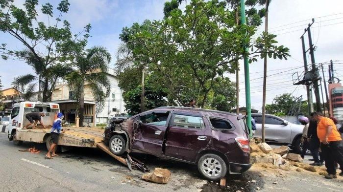 Kondisi Chevrolet Spin yang menabrak motor di jalan A Yani Kelurahan Temindung Permai Kecamatan Sungai Pinang Kota Samarinda Kalimantan Timur (27/7/2022)