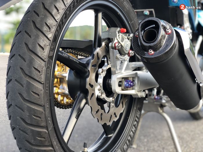 Kaki belakangnya pun tak dibiarkan standar