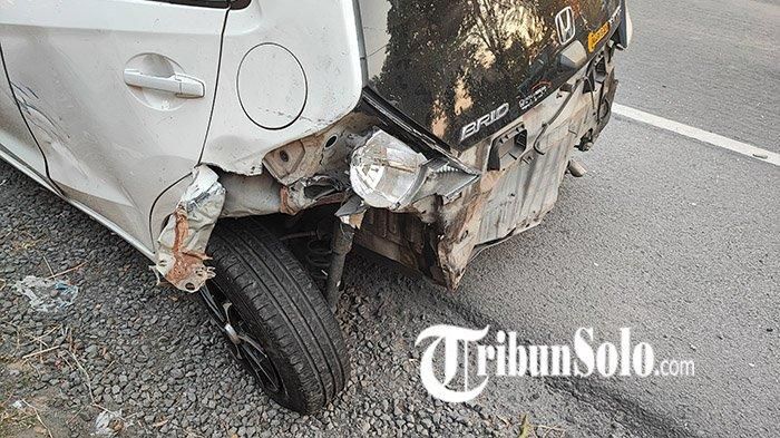 Kondisi Honda Brio usai dihantam Honda Scoopy dan truk di jalan raya Solo-Jogja, Wonosari, Klaten, Jawa Tengah