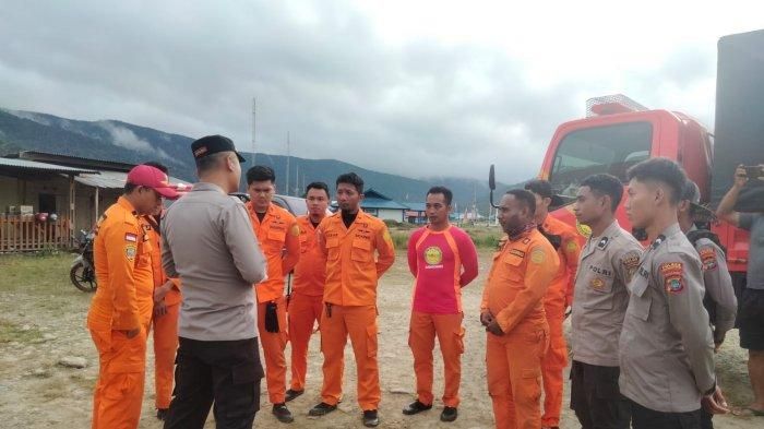 TIM SAR gabungan dikerahkan saat evakuasi korban Toyota Hilux terjun ke danau Anggi, kampung Kibrey, Distrik Sururey, Pegunungan Arfak, Papua Barat
