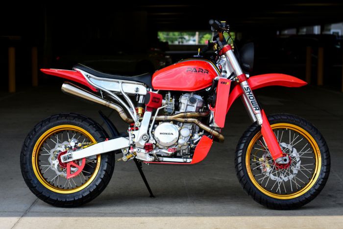 Kaki-kaki mengandalkan garpu depan CRF hingga pelek Excel berprofil lebar