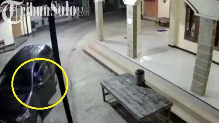 Rekaman CCTV saat pelaku turun dari Toyota Avanza kemudian mengambil kotak infak masjid Nashir Muhammad di dusun Kadipaten, desa Jendi, Selogiri, Wonogiri, Jawa Tengah
