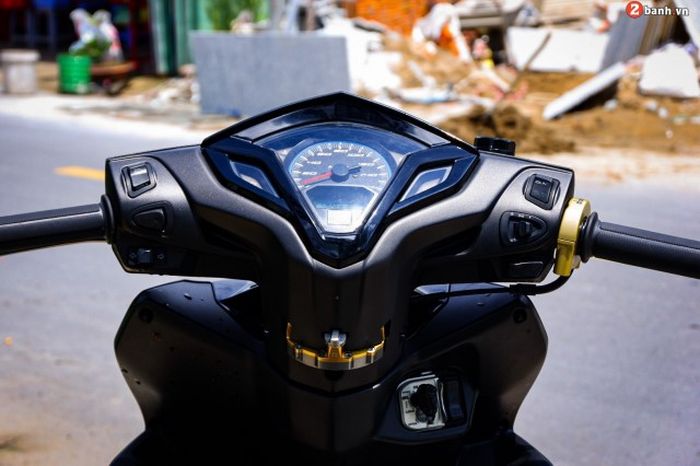 Disematkan pula gas spontan Domino dan steering damper Ohlins