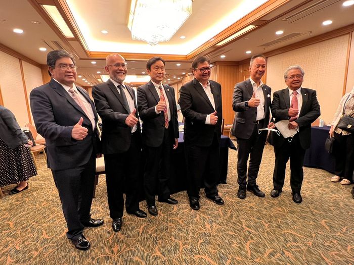 Menko Airlangga bertemu oleh Shigeru Hayakawa, Vice Chairman of the Board of Directors of Toyota Motor Corporation di Tokyo Jepang