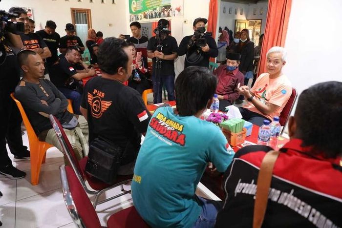 Gubernur Jawa Tengah, Ganjar Pranowo saat bertemu dengan paguyuban sopir truk se-Banyumas Raya yang mengeluhkan masalah pungli, Rabu (27/07/2022).