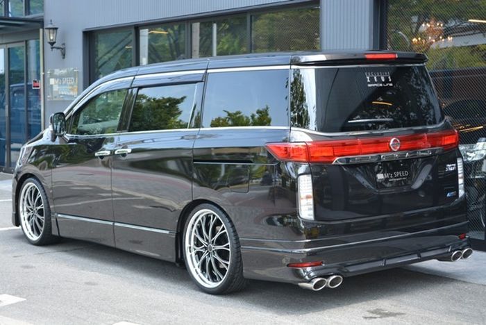 Tampilan belakang modifikasi Nissan Elgrand lawas garapan M'z Speed, Jepang