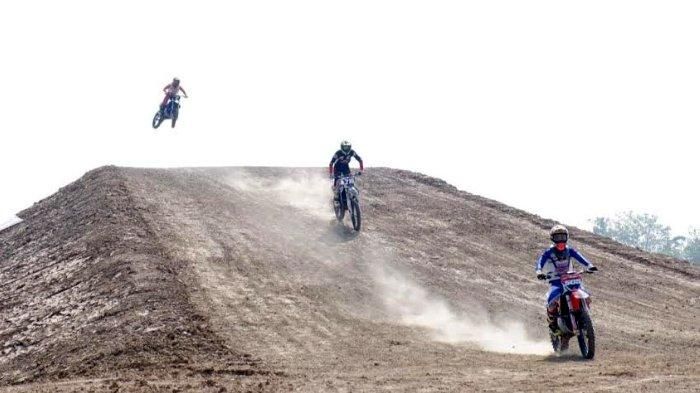 Sejumlah crosser melakukan ujicoba trek di Sirkuit Jotosanur, Lamongan.