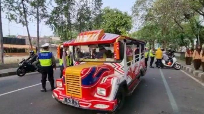 Satlantas Polres Metro Tangerang Kota menggelar razia terhadap kendaraan odong-odong yang beroperasi di jalan raya, Rabu (27/7/2022). 