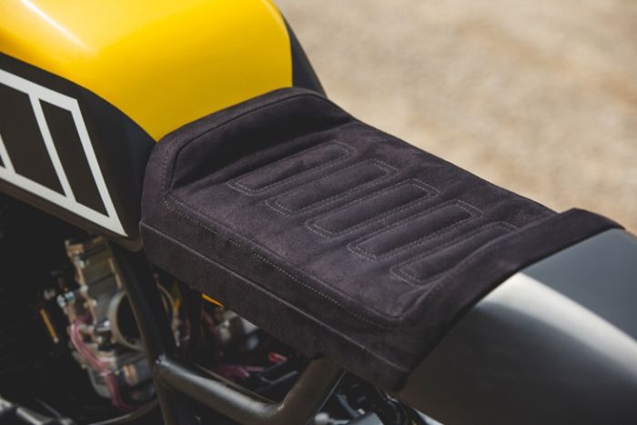 Di atasnya terpasang jok kustom single seat dan buntut mungil