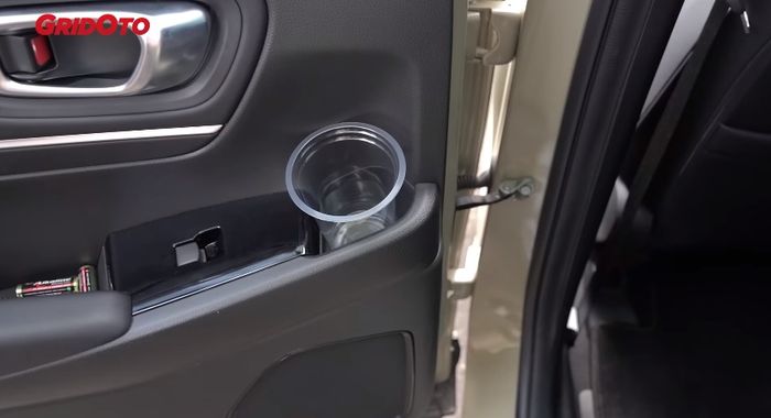 Cup holder baris kedua di Honda HR-V posisinya ada di atas