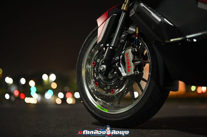 Pengereman depannya diupgrade pakai kaliper Brembo M40