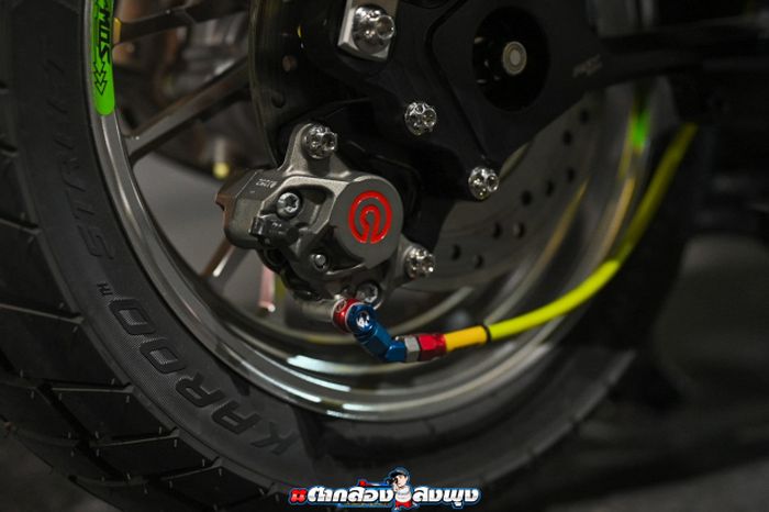 Suspensi belakang diupgrade pakai kaliper Brembo dua piston