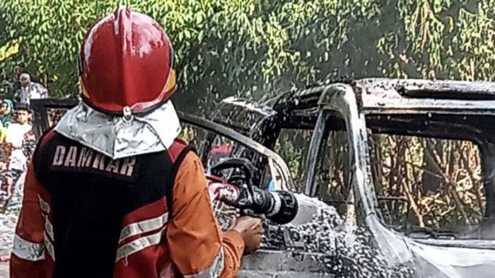 Proses pendinginan Toyota Alphard yang terbakar Ungaran Barat, kabupaten Semarang
