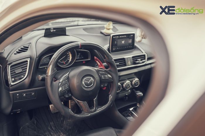 Tampilan kabin modifikasi Mazda3 dikemas simpel sporty