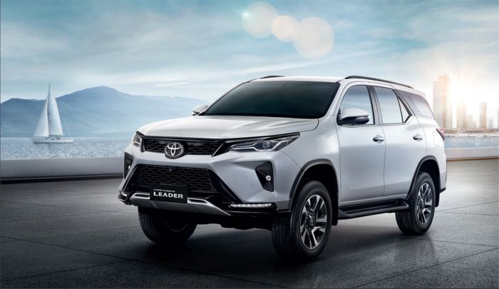Varian termurah Toyota Fortuner Leader.